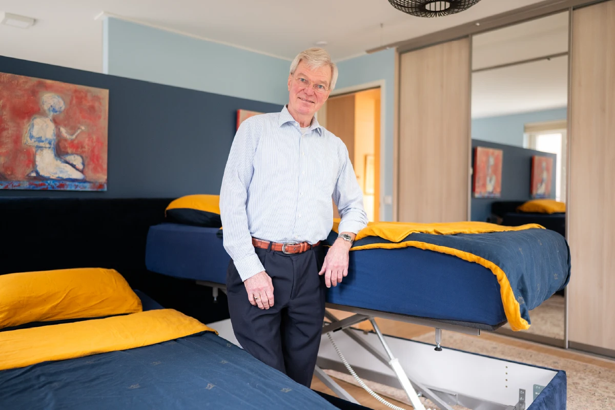 Luc bij zijn hoog-laag bed