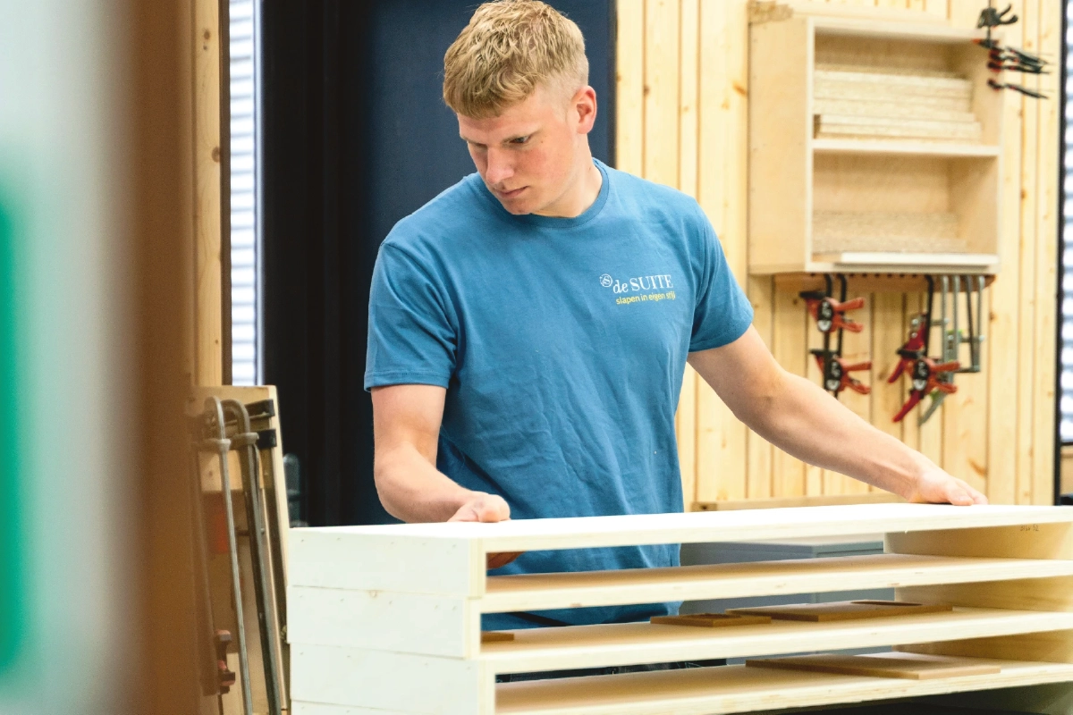 Meubelmaker werkt aan de houten bedombouw