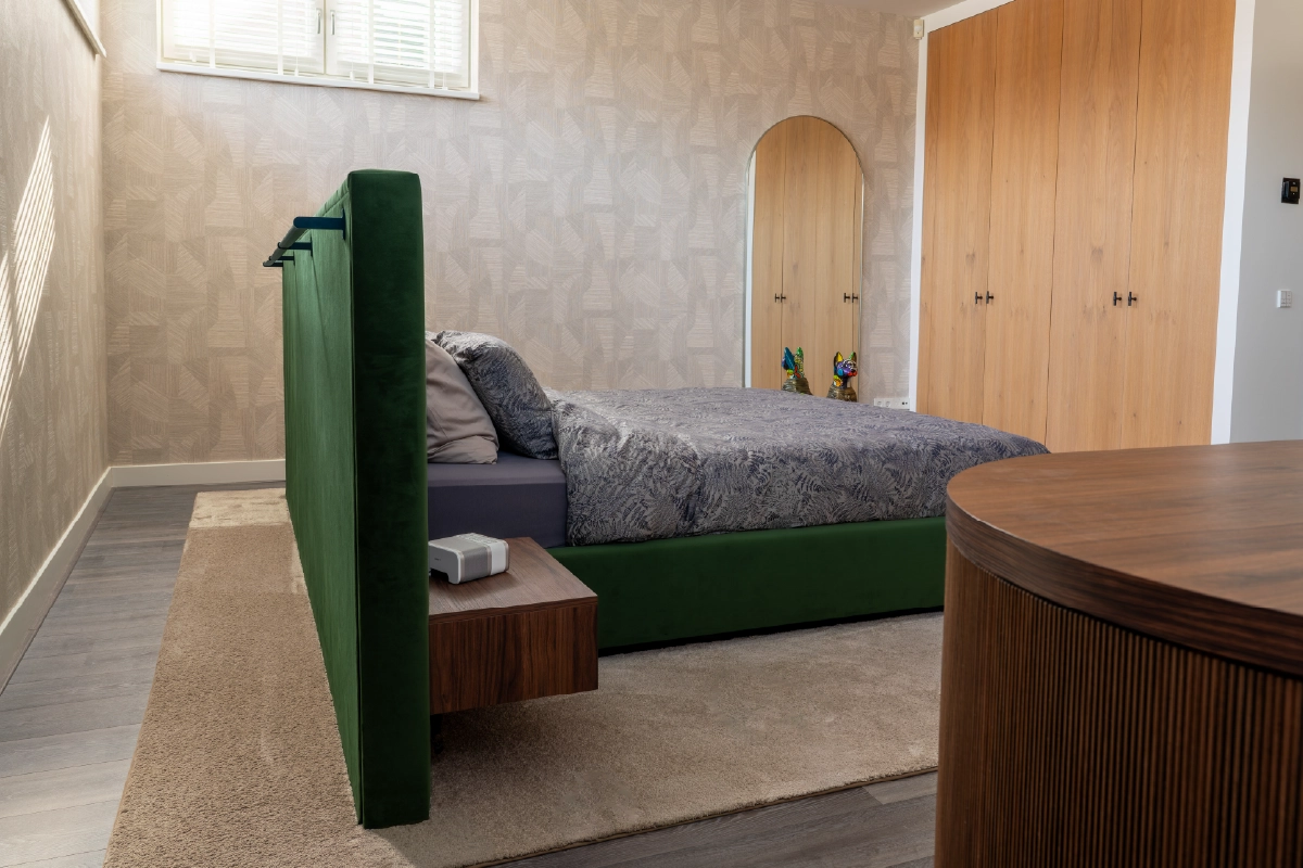 Kingsize bed in een ruime slaapkameropstelling