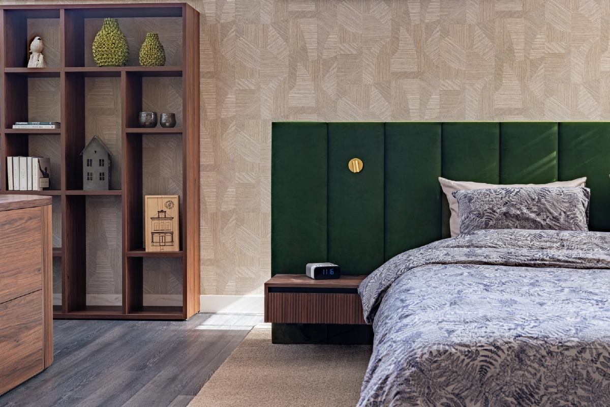 Detail van een kingsize bed met breed hoofdpaneel