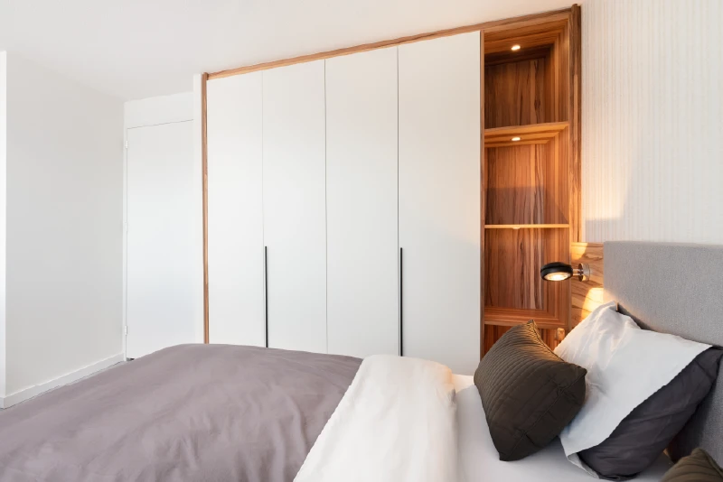 Luxe slaapkamer met inbouwkasten en TV-meubel
