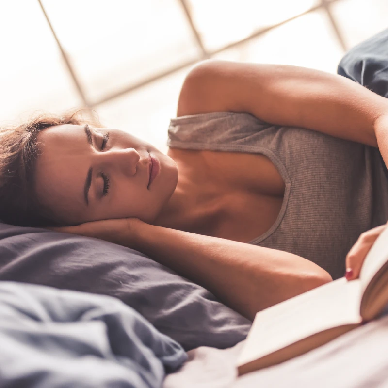 Rustmoment voor het slapen in bed met massagefunctie