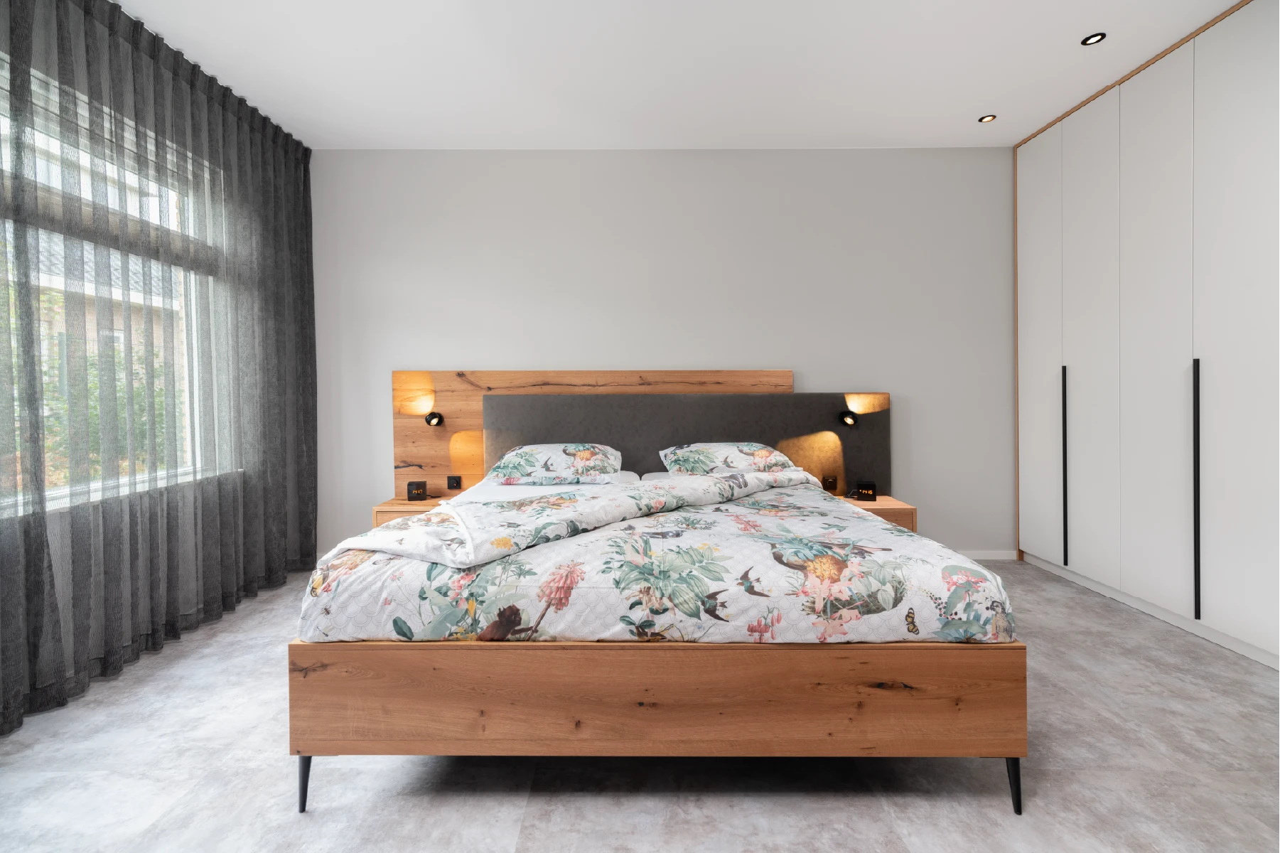 Moderne slaapkamer met houten design bed
