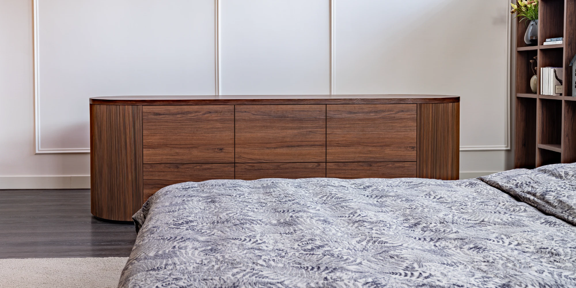 Dressoir in moderne slaapkamer