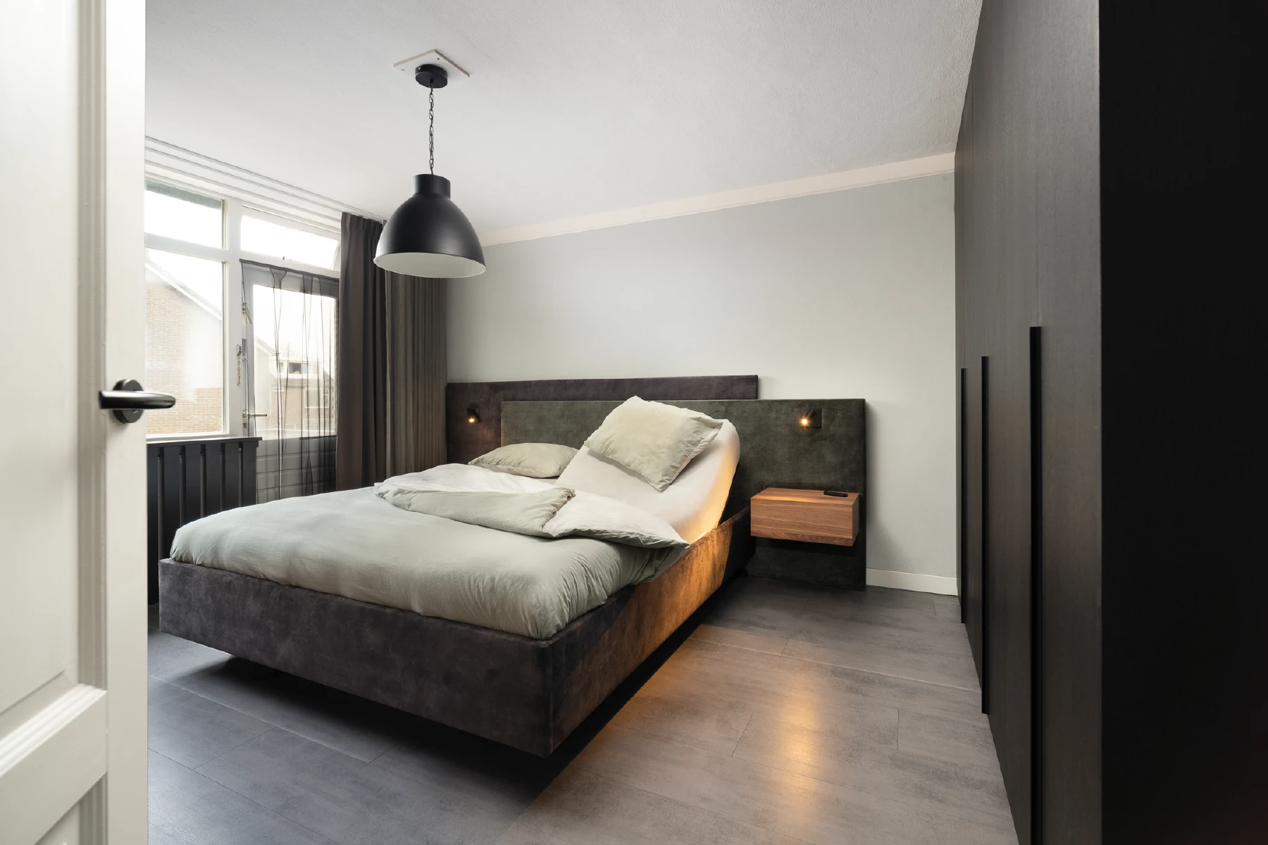 Verstelbaar bed in moderne slaapkamer