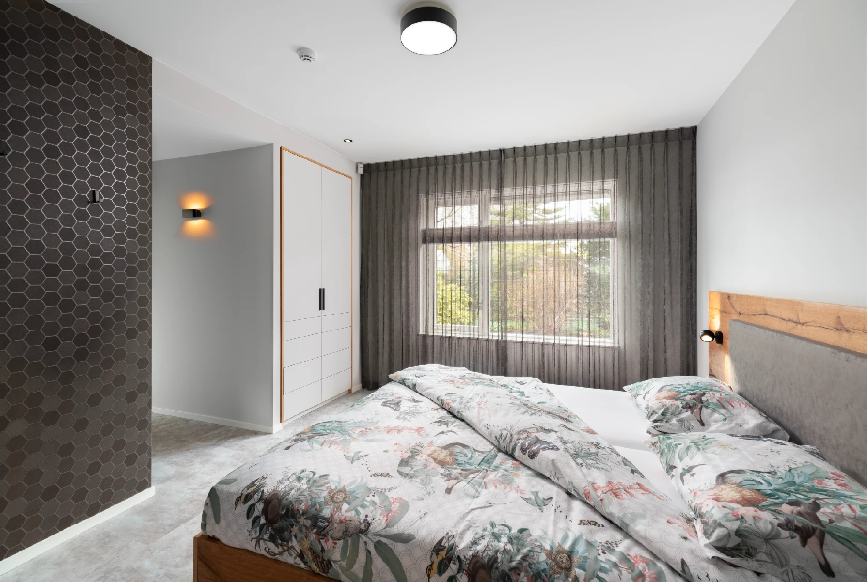 Moderne slaapkamer met houten bed