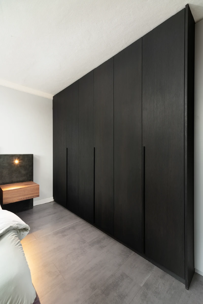 Inbouwkast met verschil in diepte