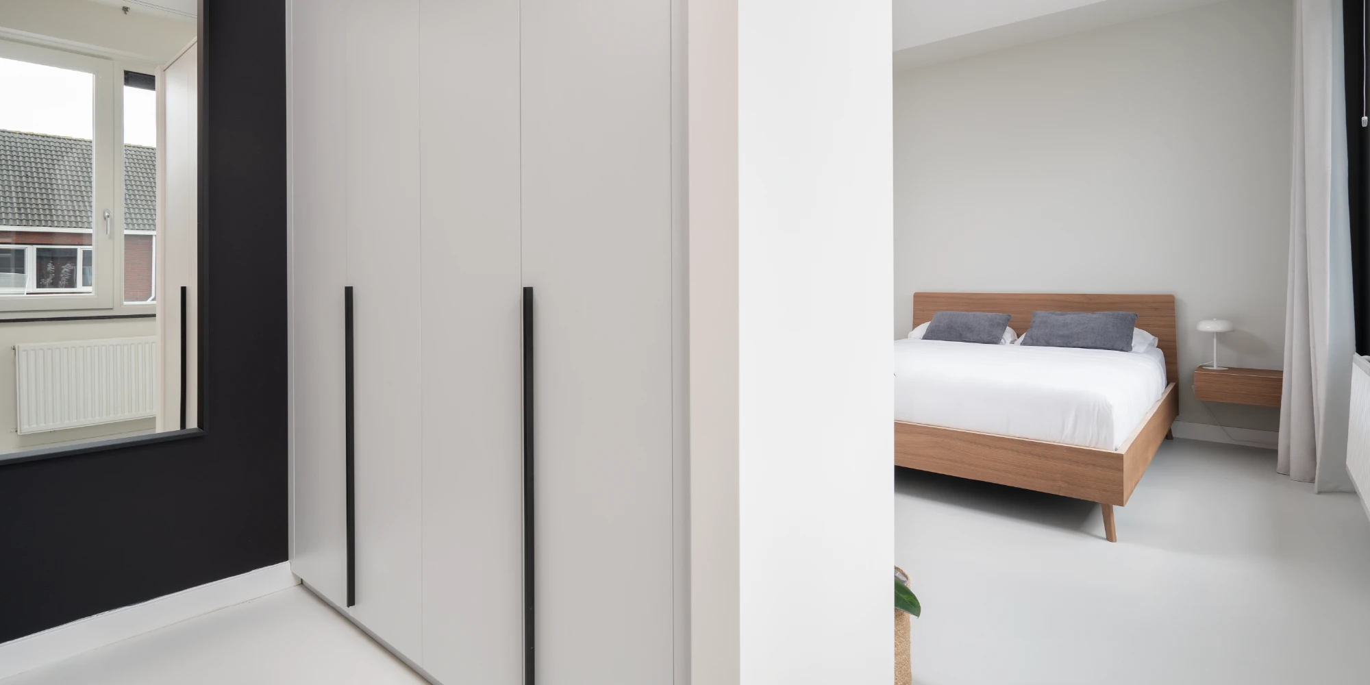 Overzicht moderne slaapkamer met inloopkast