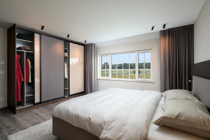 Moderne slaapkamer met schuifdeurkast