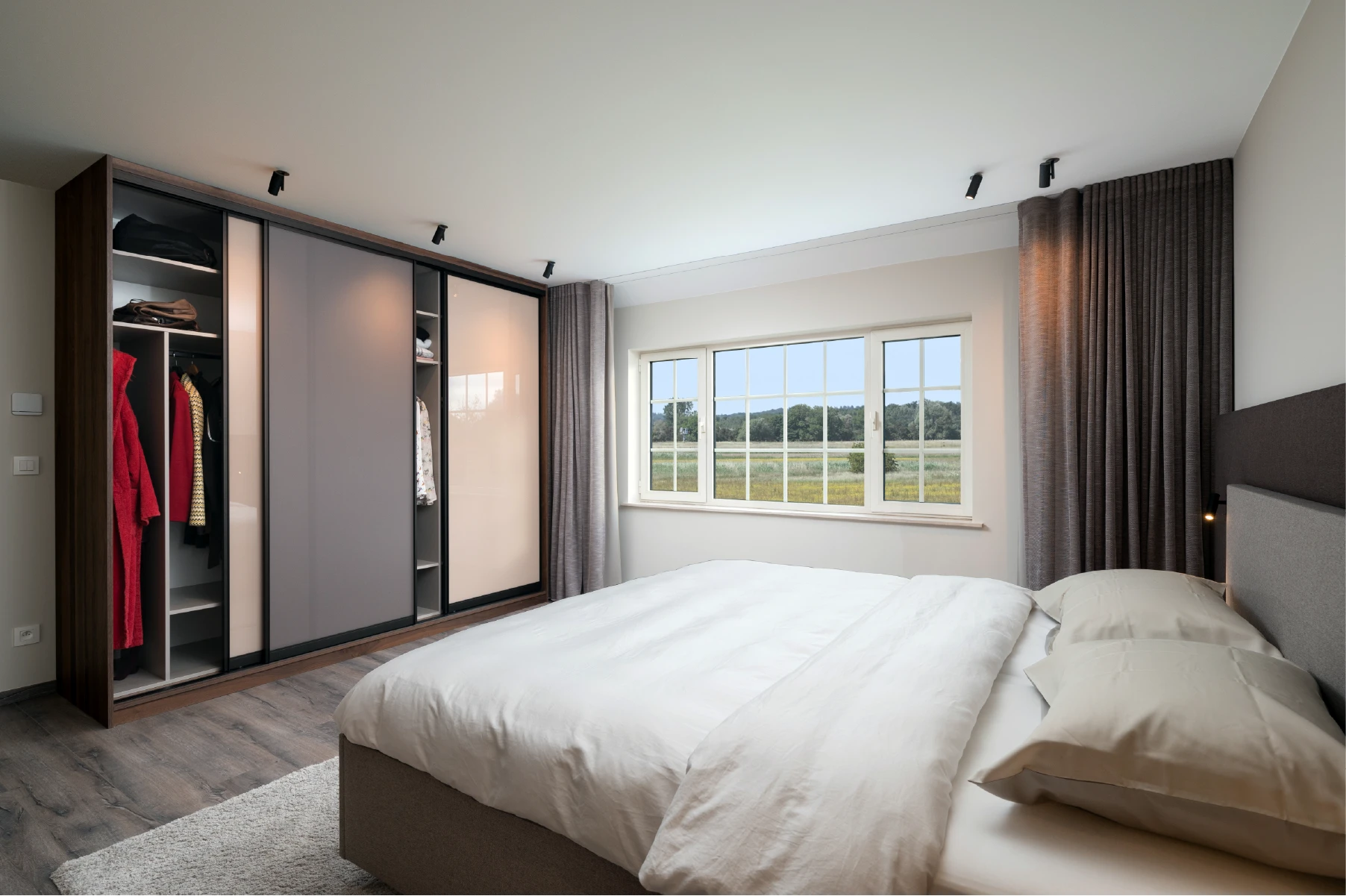 Moderne slaapkamer met schuifdeurkast