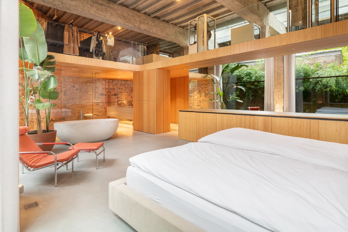 Moderne slaapkamer met bad en zwevend design bed