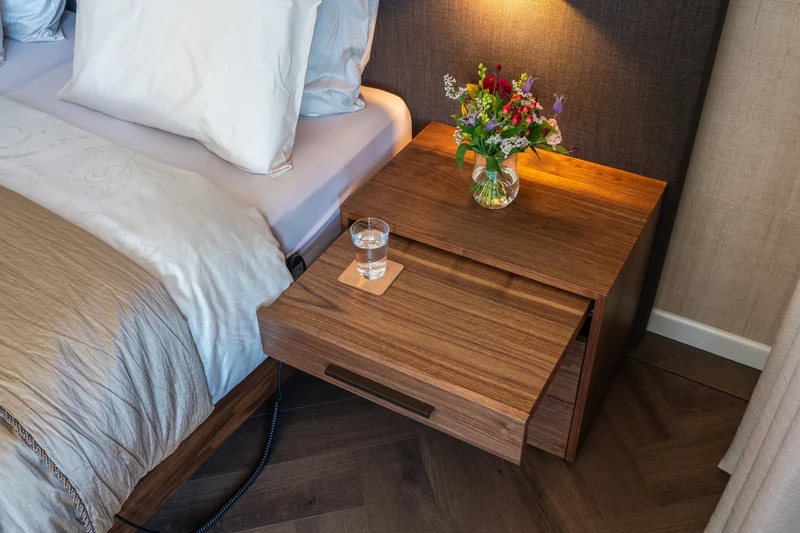 Nachtkastje met planchet bij de houten Duo Pezze