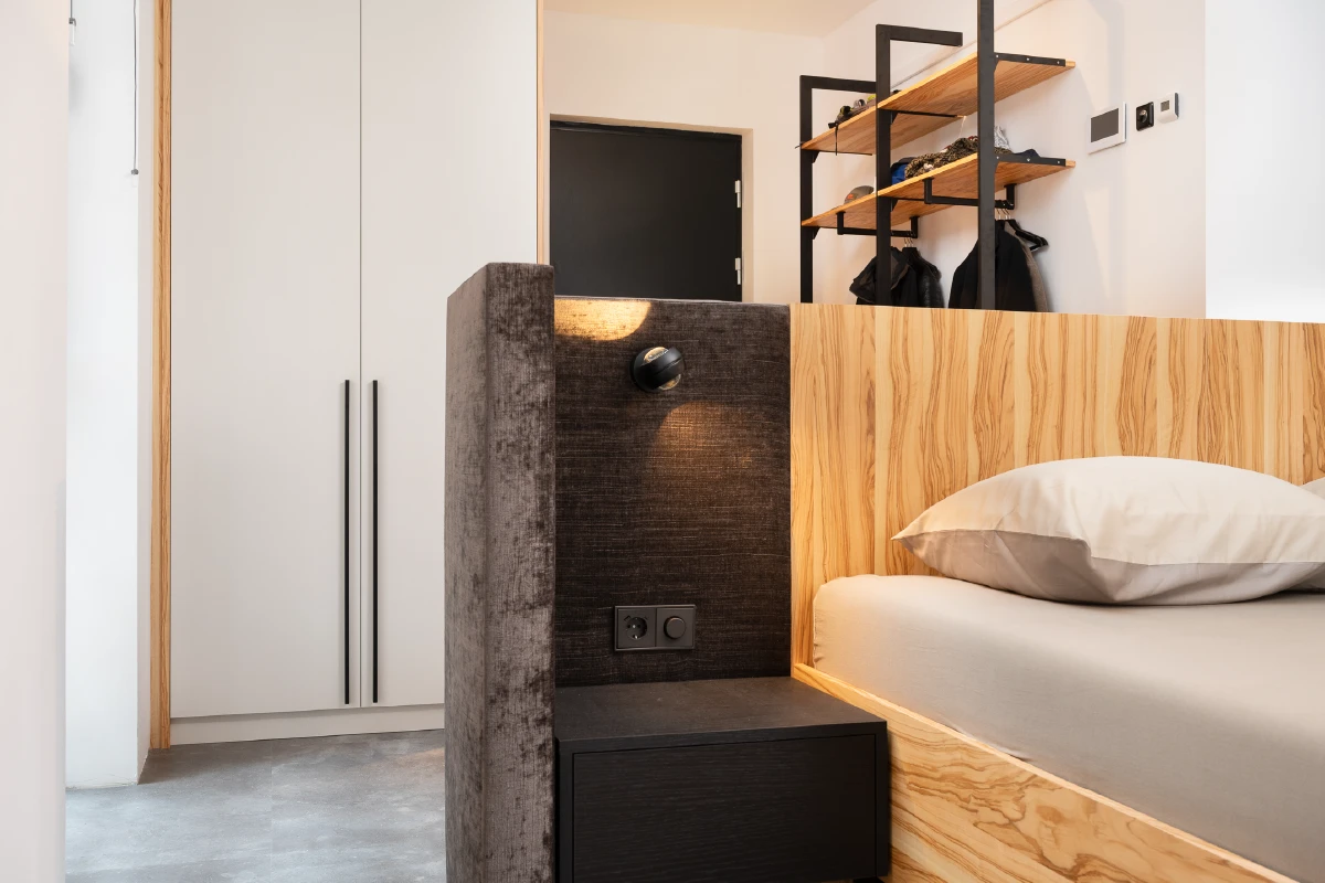 Gestoffeerde zijkant met zwevend nachtkastje