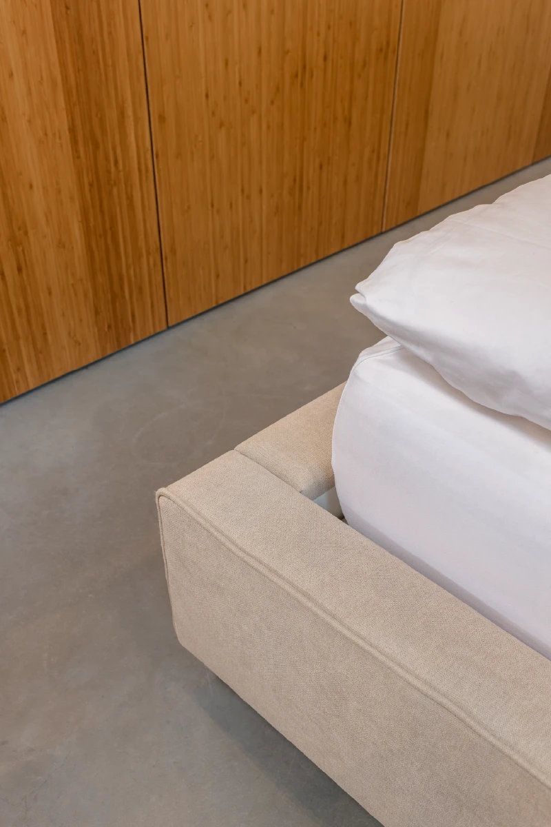 Zwevend design bed met brede gestoffeerde omranding