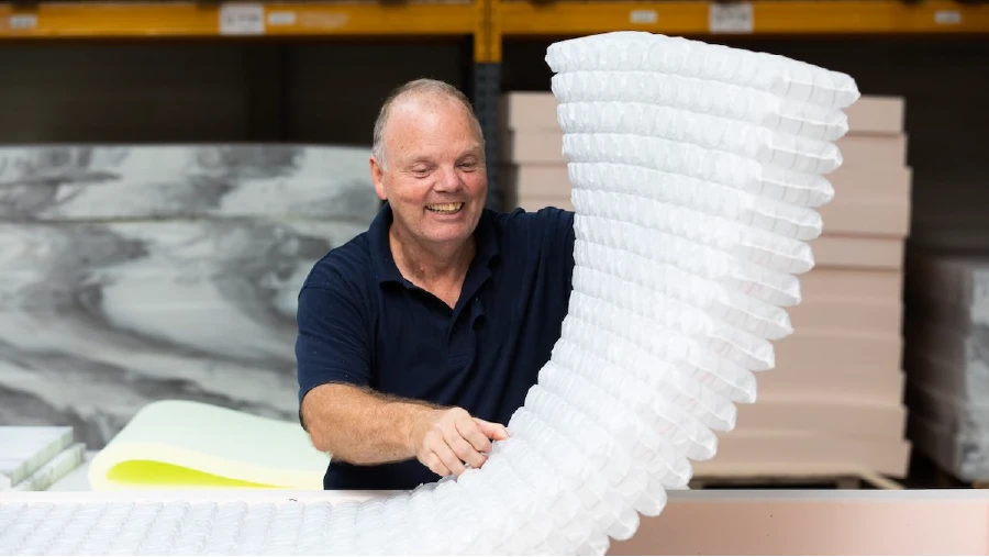 Het handmatig vervaardigen van pocketveren voor een De Suite matras