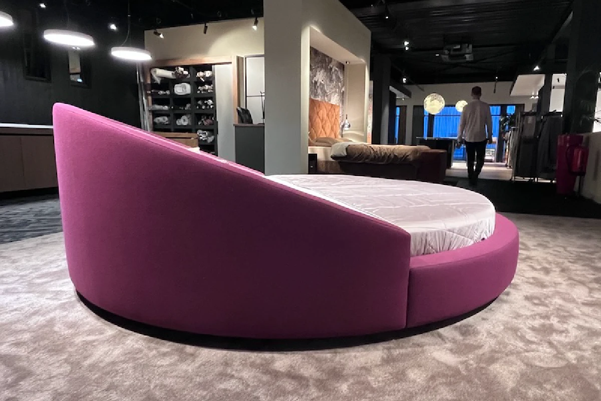 Rond bed Circolo in de showroom van De Suite
