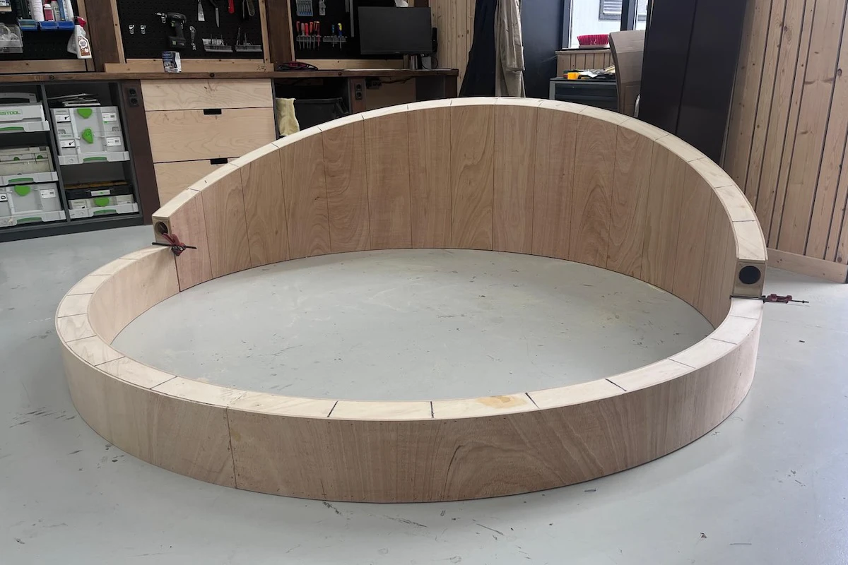 Het frame van het ronde bed in de werkplaats