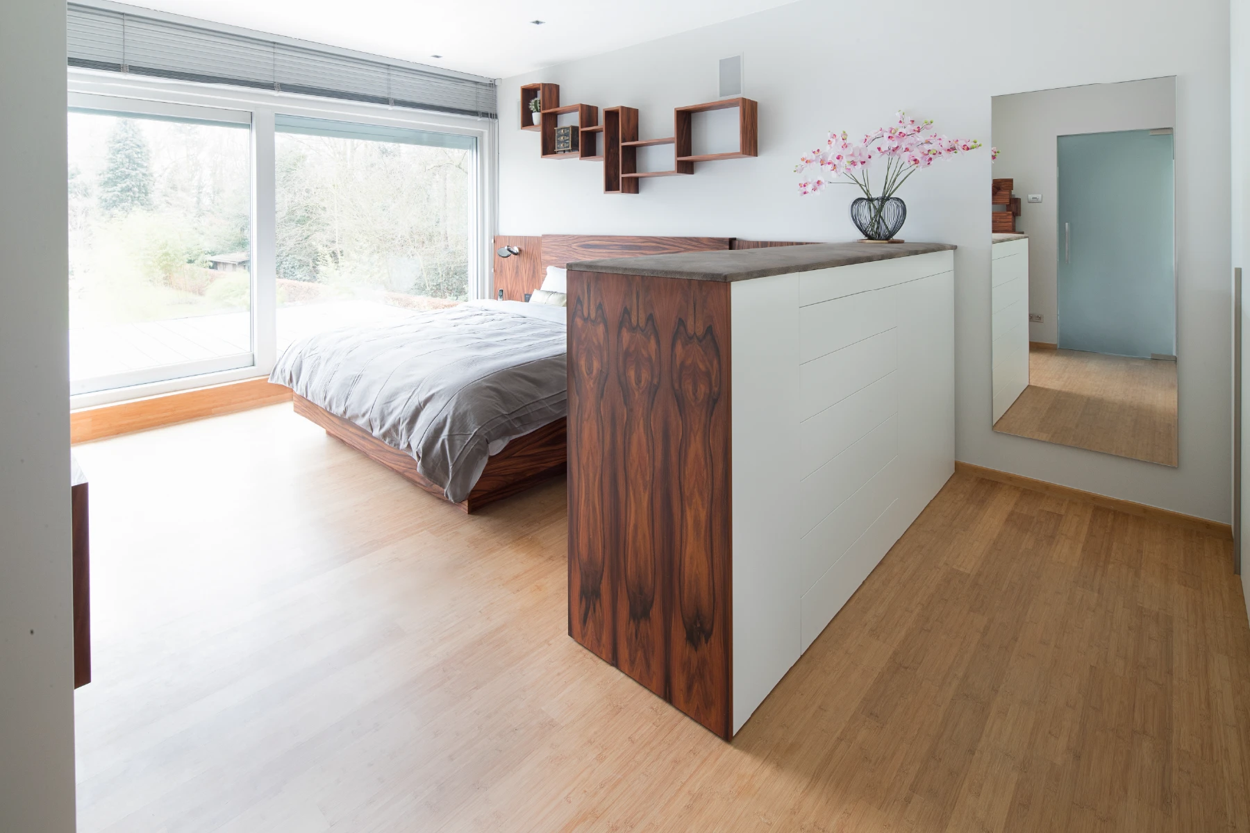 Roomdivider naast het houten bed