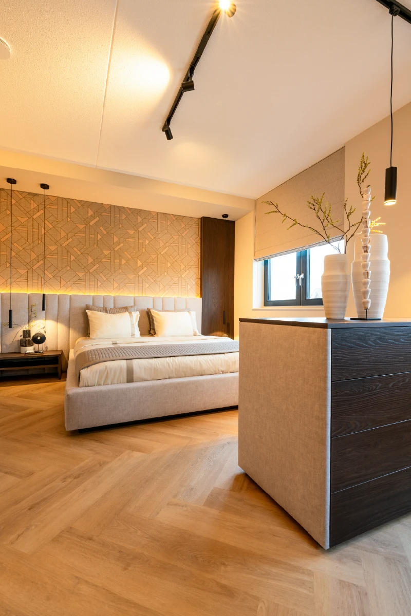 Bedset N°5 met ladekast tegenover het bed