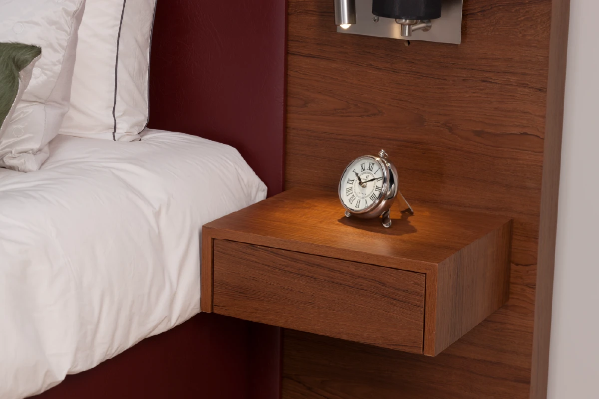 Durante met bedlampen en zwevende nachtkastjes