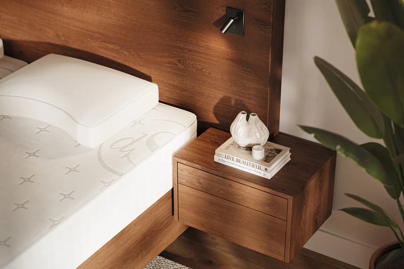 Zwevend nachtkastje bij het houten seniorenbed