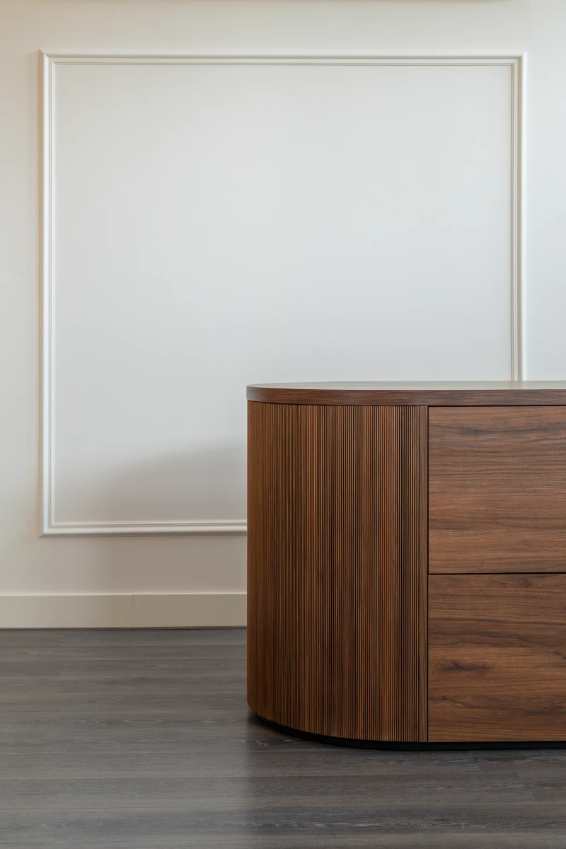 Groot dressoir met fraaie details en afgeronde hoeken