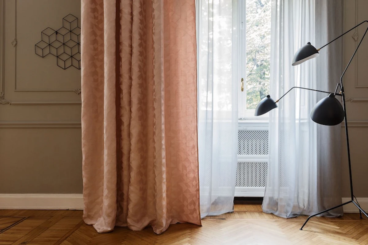 Raamdecoratie met privacy in de slaapkamer