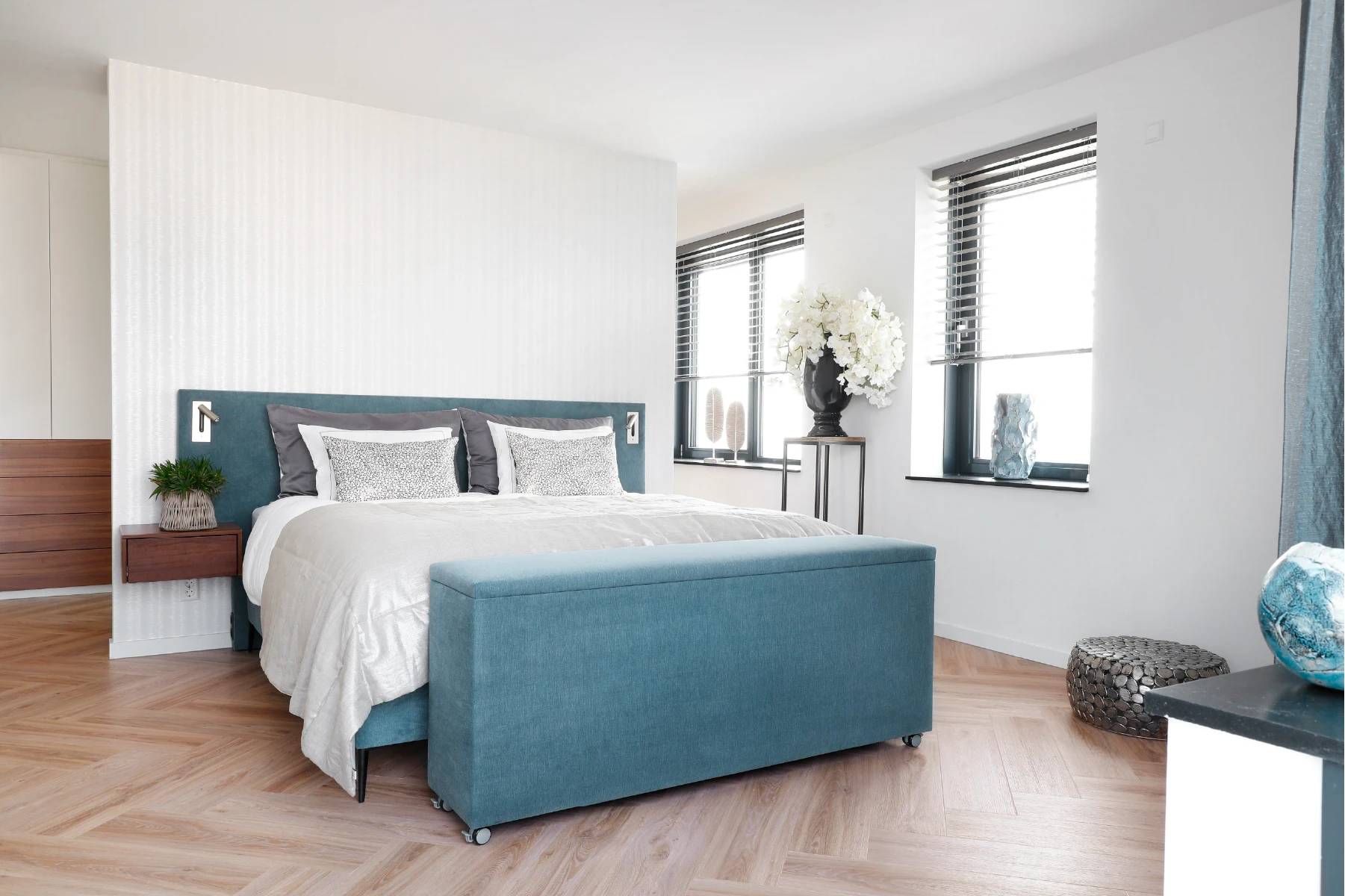 Slaapkamer met inloopkast achter het bed