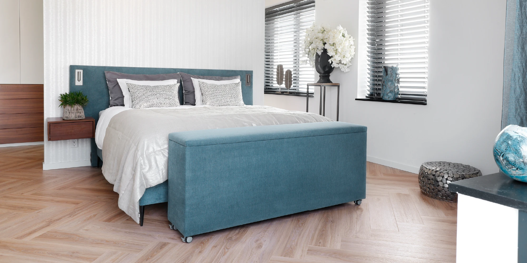 Overzicht slaapkamer met inloopkast achter het bed