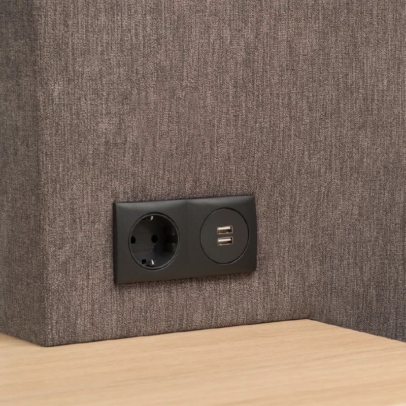 Stopcontacten en USB-punten in het hoofdpaneel weggewerkt