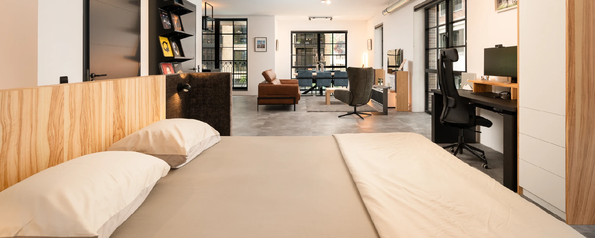 Overzicht van loft slaapkamer met houten design bed