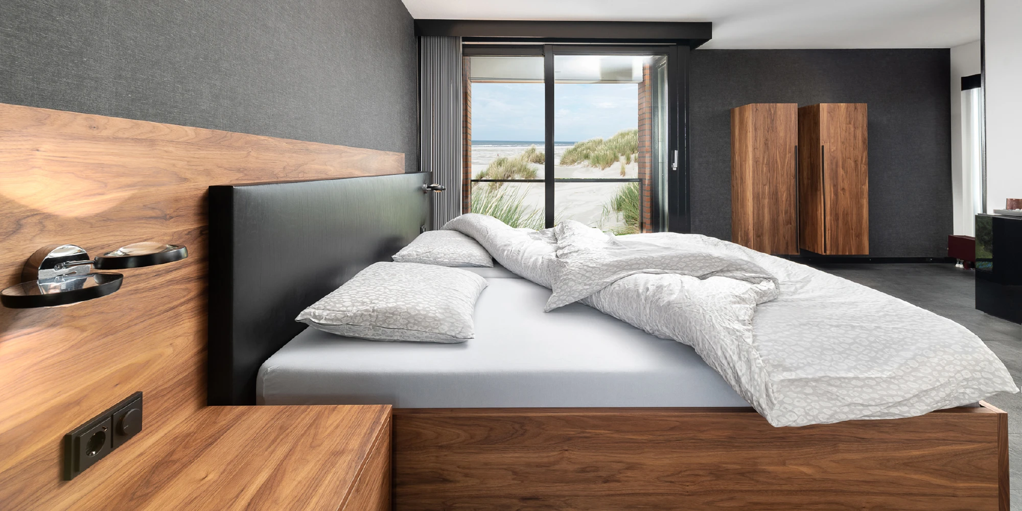 Duo Pezze met houten ombouw in notenhout