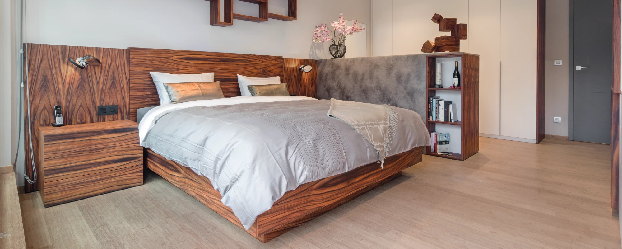 Complete slaapkamer met houten bed