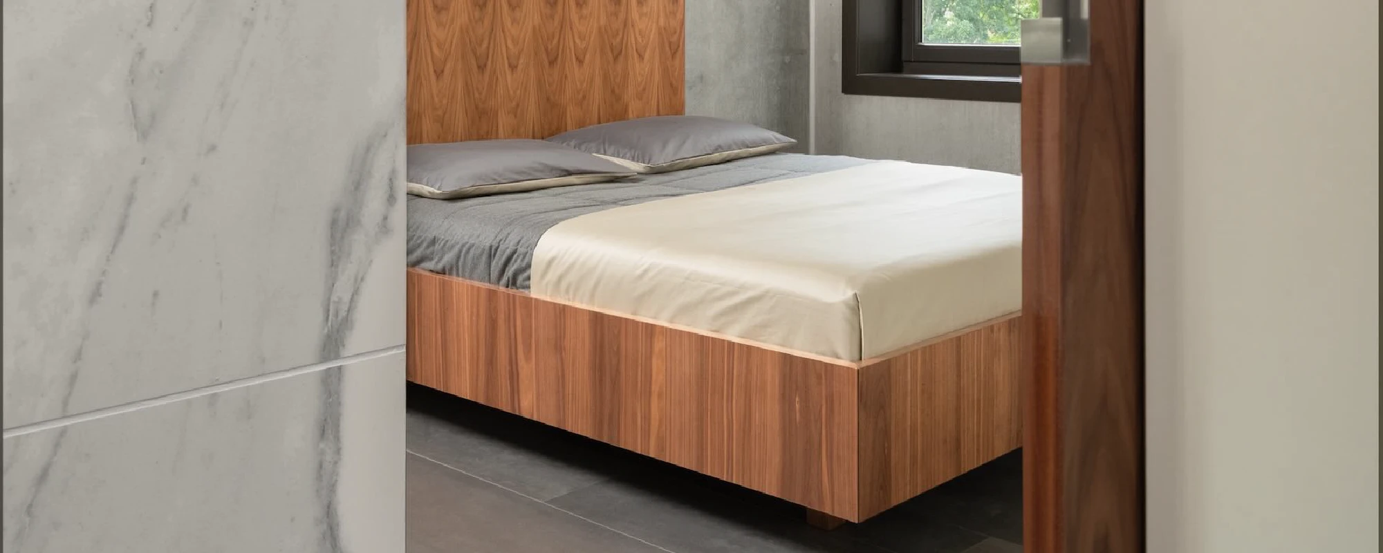 Zwevend bed van hout in noten