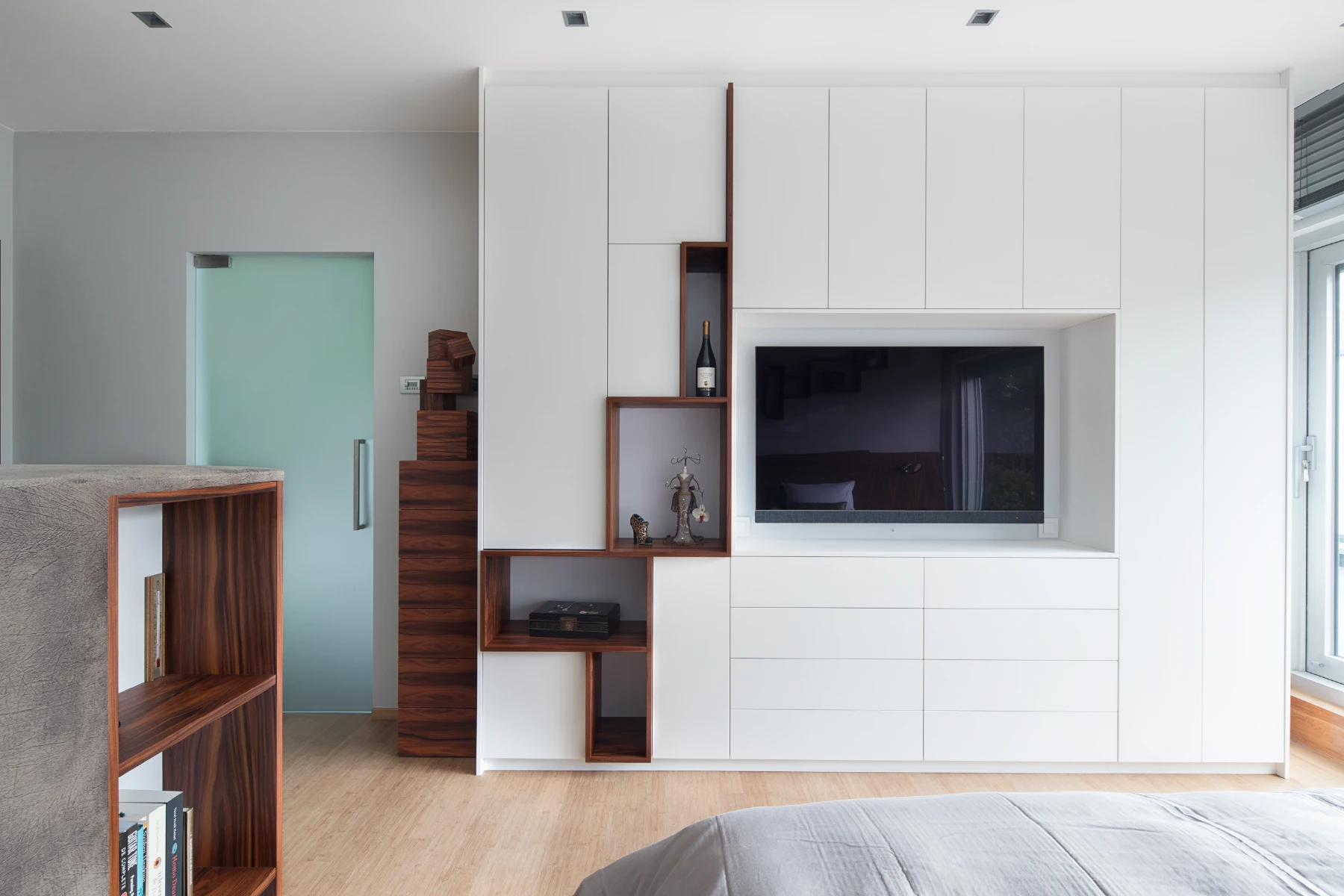 TV-kast tegenover het houten bed