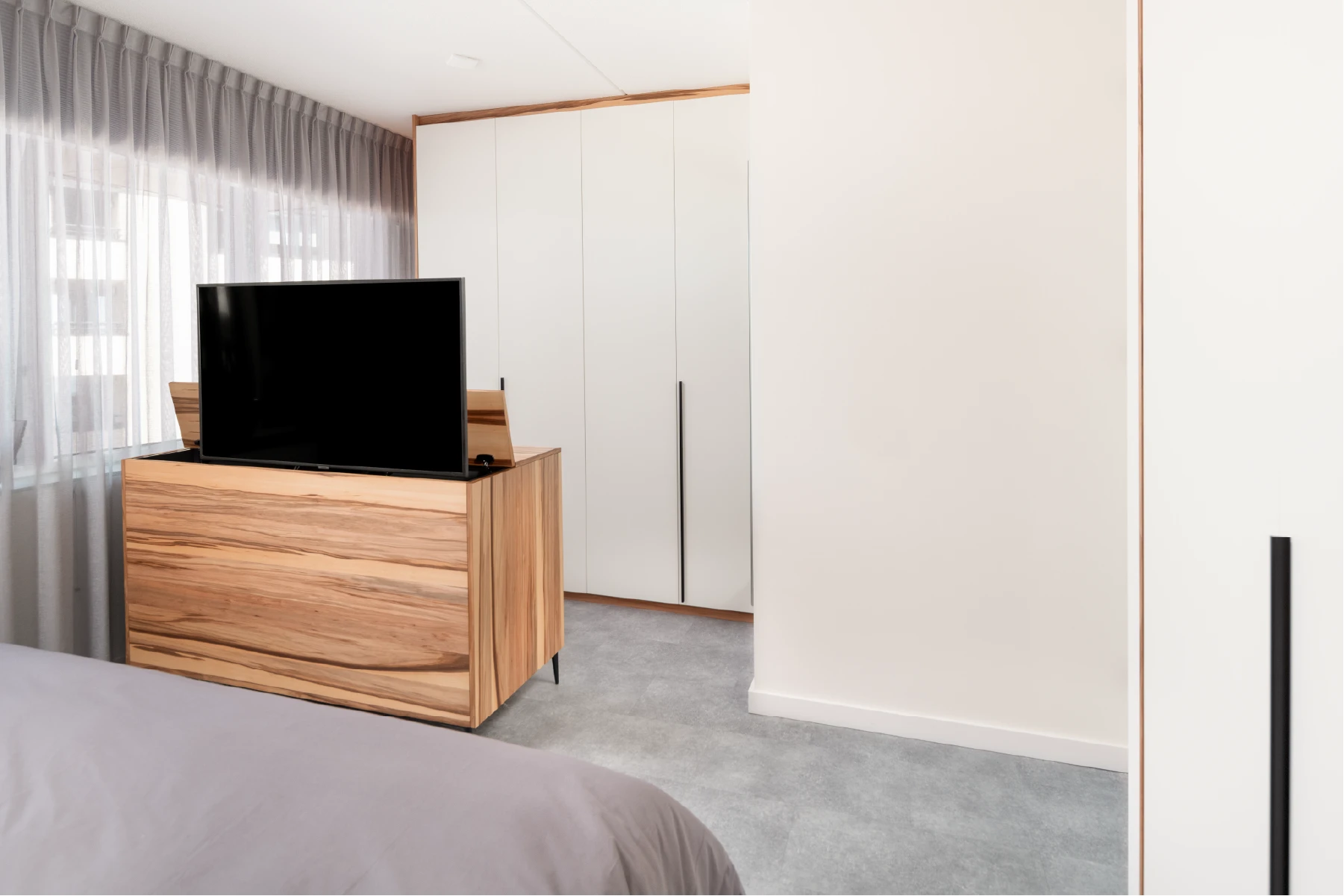 Tv-meubel in Red Gum met inbouwkasten