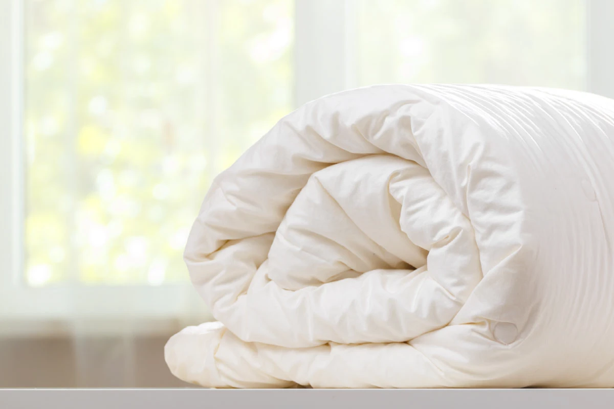 Zijden dekbed op bed