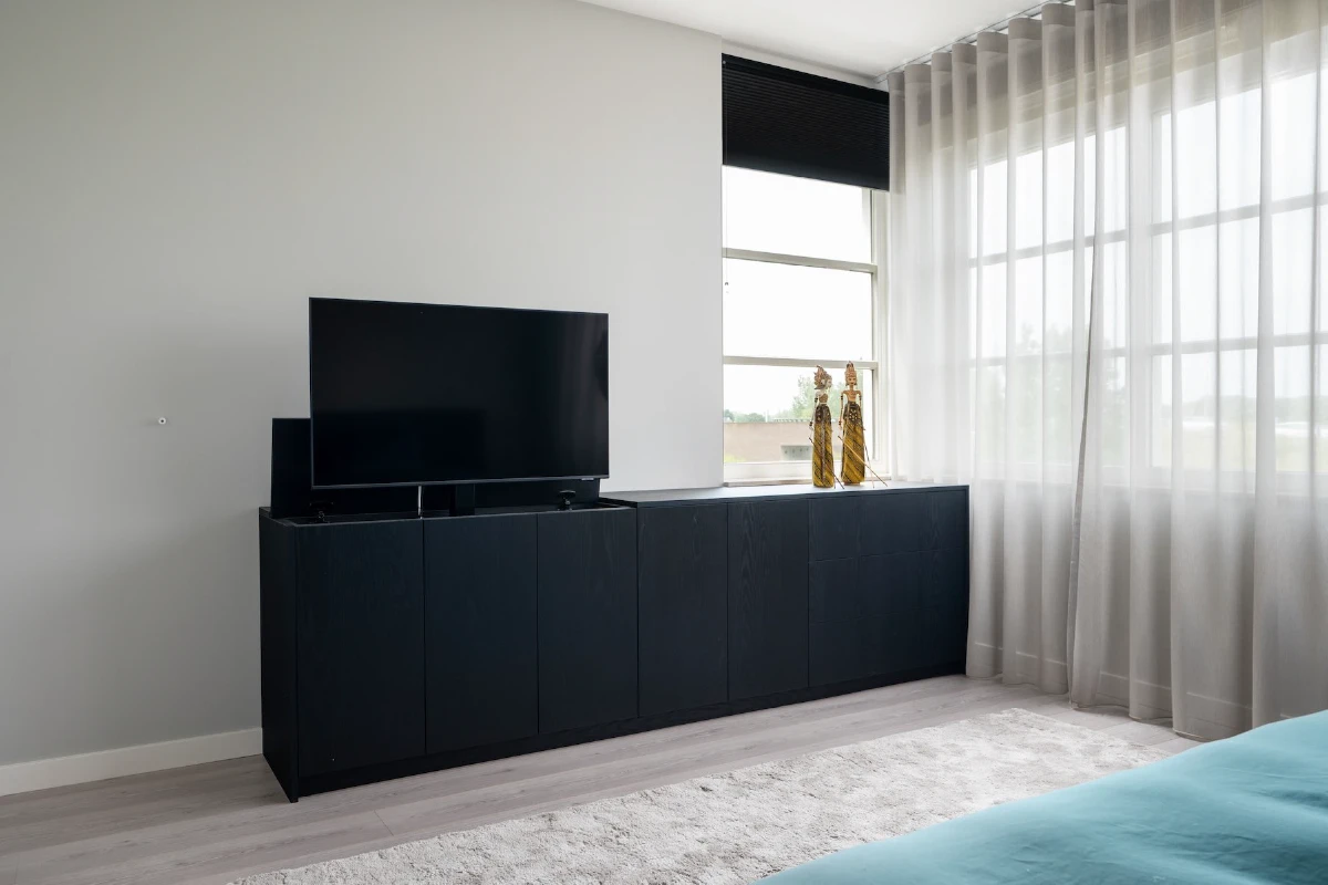 Zwart houten bed met dressoir en tv lift