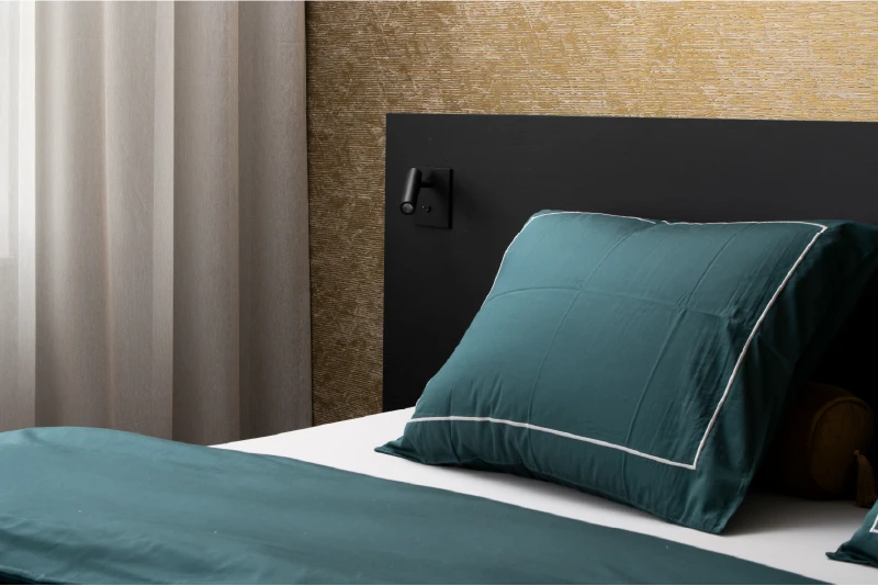 Hoofdpaneel van zwart houten design bed