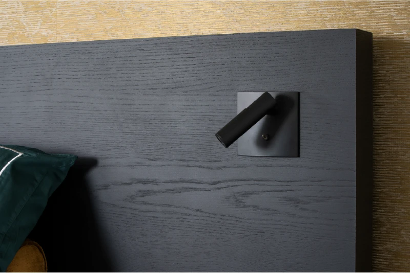 Detail met bedlamp in zwart houten design bed