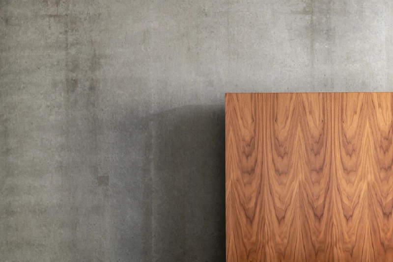 Detail van zwevend houten bed