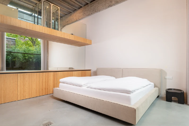 Zwevend design bed zijaanzicht