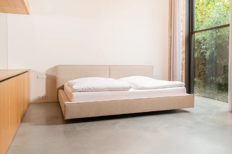 Zwevend design bed met brede gestoffeerde omranding