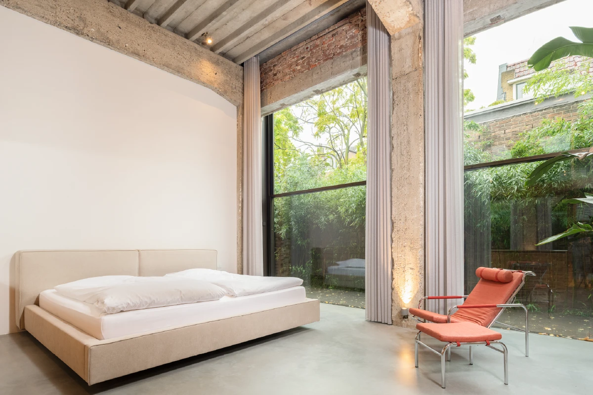 Zwevend design bed met brede gestoffeerde omranding