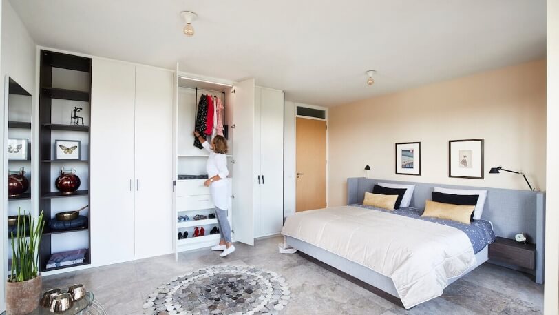 slaapkamer met design boxspring en inbouwkast