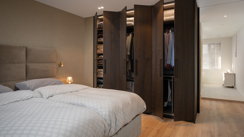 hotel chique slaapkamer met boxspring scatole en kledingkast