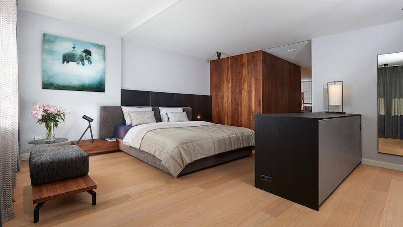grote slaapkamer met design bed cuscino