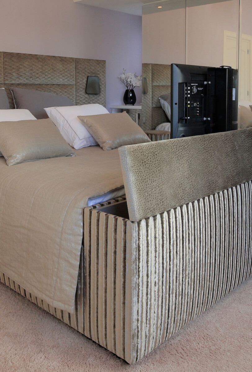 Kingsize bed Scatole met TV lift De Suite