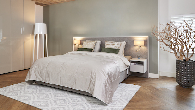luxe slaapkamer met hoog laag bed en draaideurkast