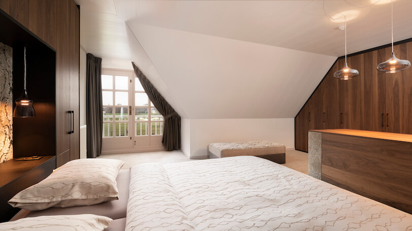 luxe slaapkamer met senioren hoog laag bed en kastombouw